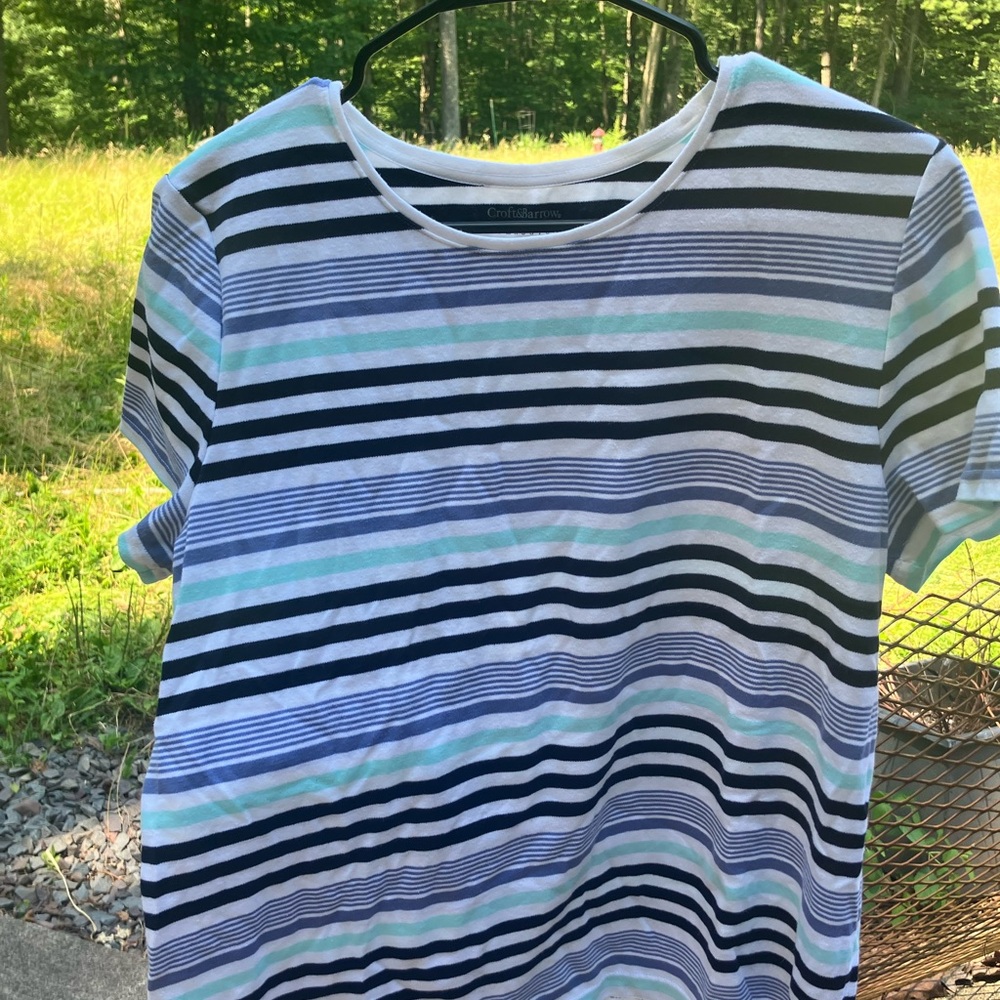 Croft & Barrow White and Blue Fitted Short Sleeve Tee